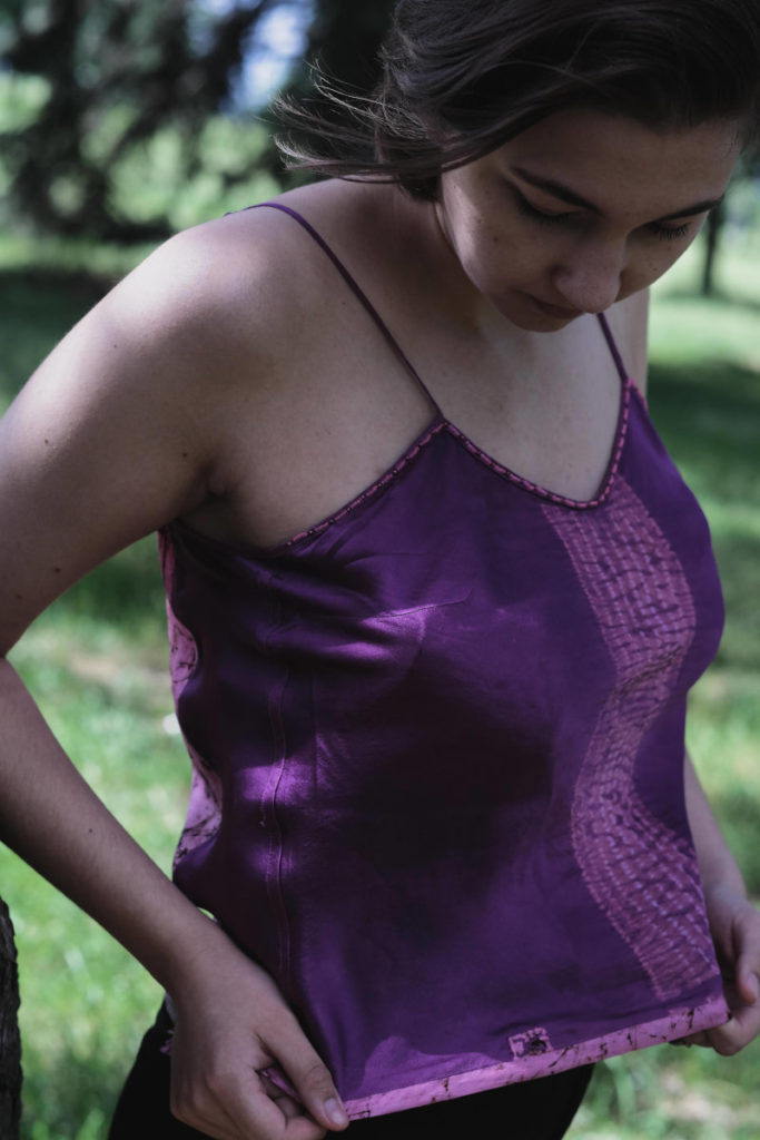 Originální tričko zdobené technikou šité batiky šibori
